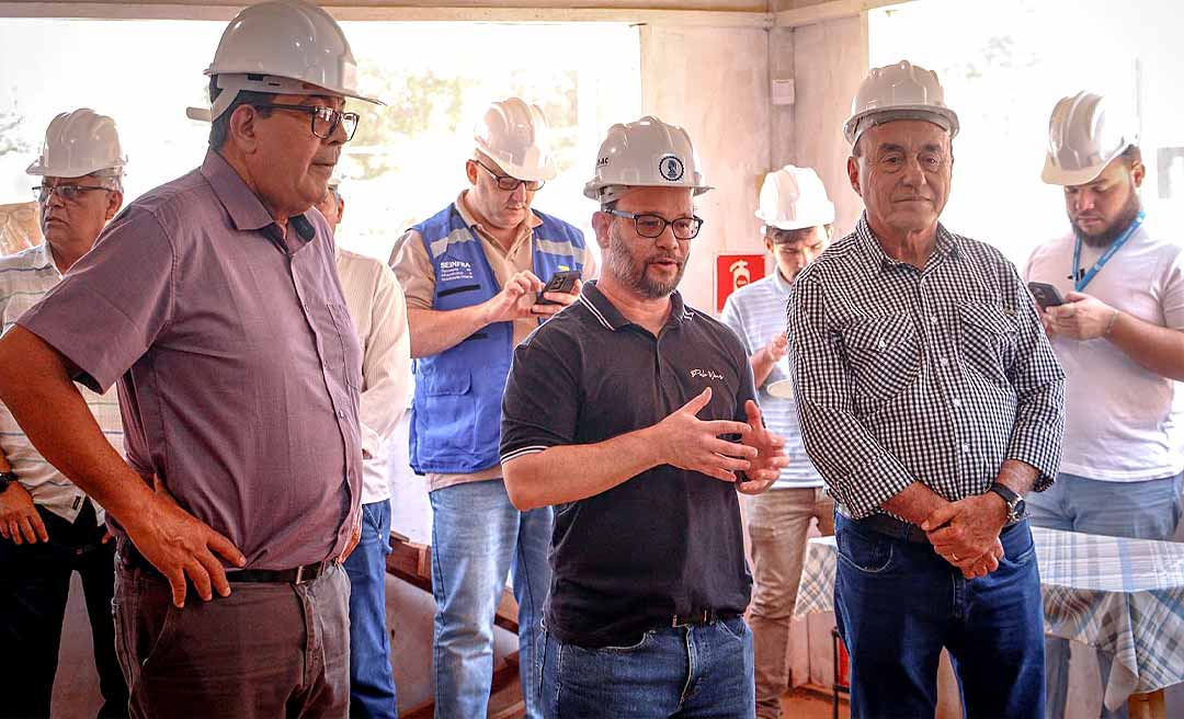 Prefeito Tião Bocalom visita obras do Mercado Elias Mansour acompanhado por estudantes da Uninorte