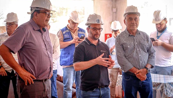 Prefeito Tião Bocalom visita obras do Mercado Elias Mansour acompanhado por estudantes da Uninorte