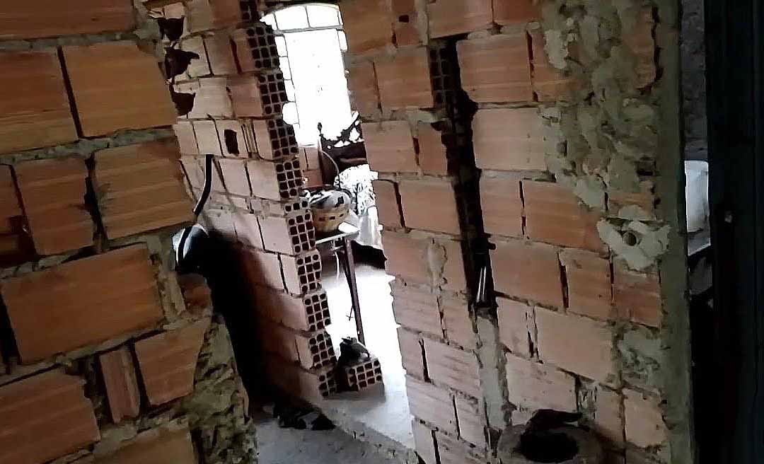 Mais de 400 mil acreanos ainda moram em casas de madeira ou em alvenaria sem reboco