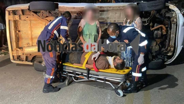 Idoso capota veículo após colisão com outro carro e uma moto no Conjunto Manoel Julião, em Rio Branco