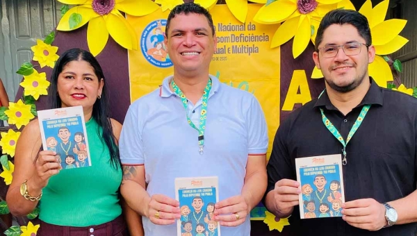 Deputado Tio Pablo entrega colares de girassol e destaca leis de inclusão na APAE de Plácido de Castro