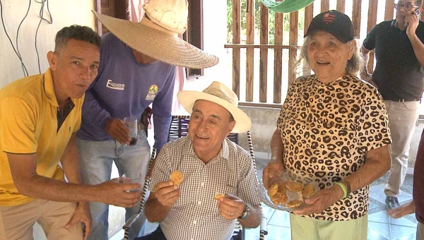 Prefeito Tião Bocalom visita obras de pavimentação no Belo Jardim e é recebido com café e bodó por moradores