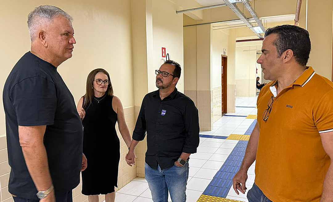 Petecão anuncia ginásio de R$ 1,8 milhão e entrega Vade Mecum na Ufac de Cruzeiro do Sul