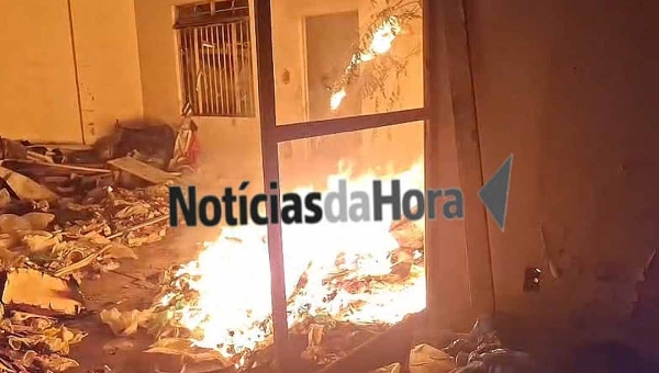 Suspeita de vandalismo: incêndio atinge prédio abandonado no bairro Bosque, em Rio Branco