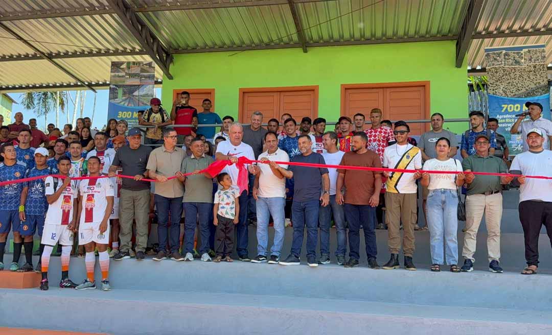 Petecão inaugura arquibancada de R$ 300 mil no estádio da Samaúma em Marechal Thaumaturgo