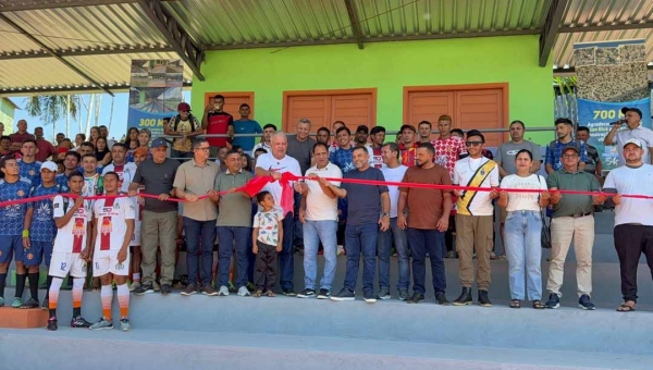 Petecão inaugura arquibancada de R$ 300 mil no estádio da Samaúma em Marechal Thaumaturgo