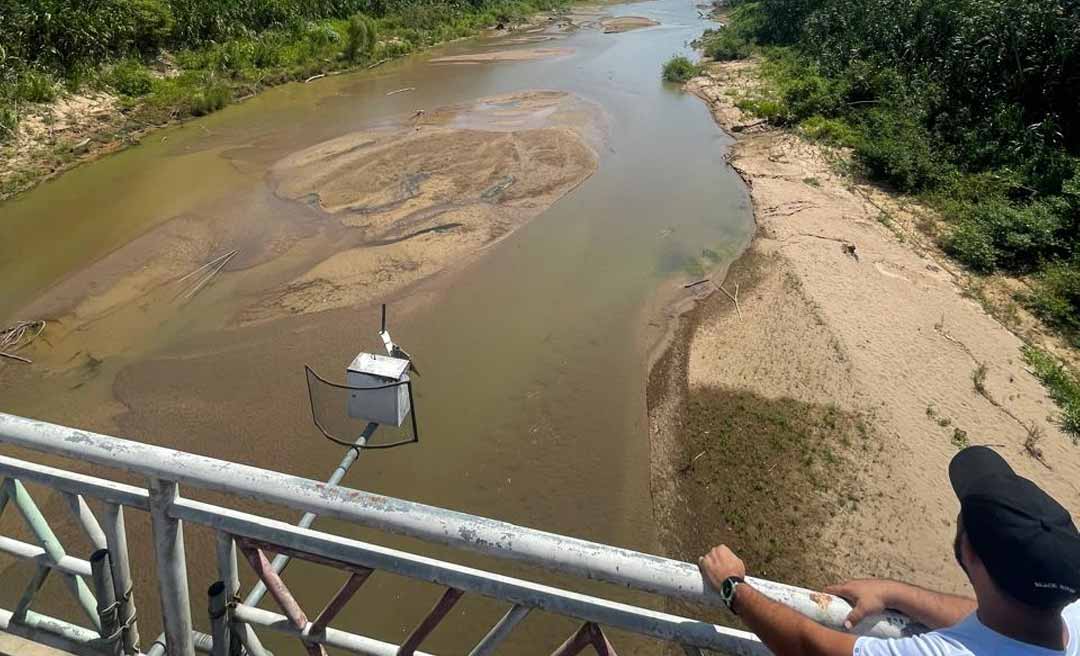 “Dá pra atravessar sem precisar nadar”, diz coordenador da Defesa Civil de Rio Branco ao mostrar rio Acre em Assis Brasil