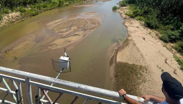 “Dá pra atravessar sem precisar nadar”, diz coordenador da Defesa Civil de Rio Branco ao mostrar rio Acre em Assis Brasil
