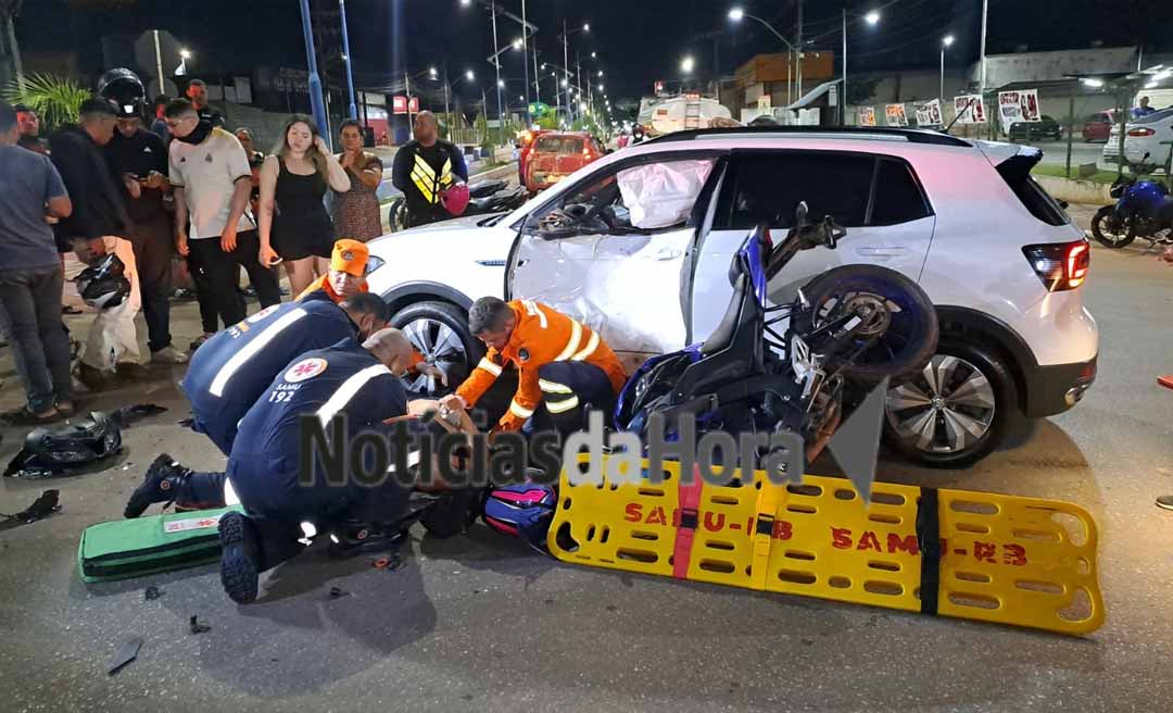 Colisão em cruzamento deixa jovem motociclista gravemente ferida em Rio Branco; vítima sofreu traumatismo craniano