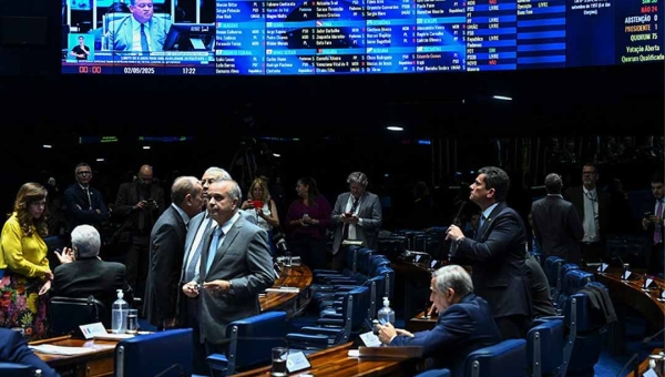 Dois senadores do Acre votam favoráveis para ‘afrouxar’ a Lei da Ficha Limpa