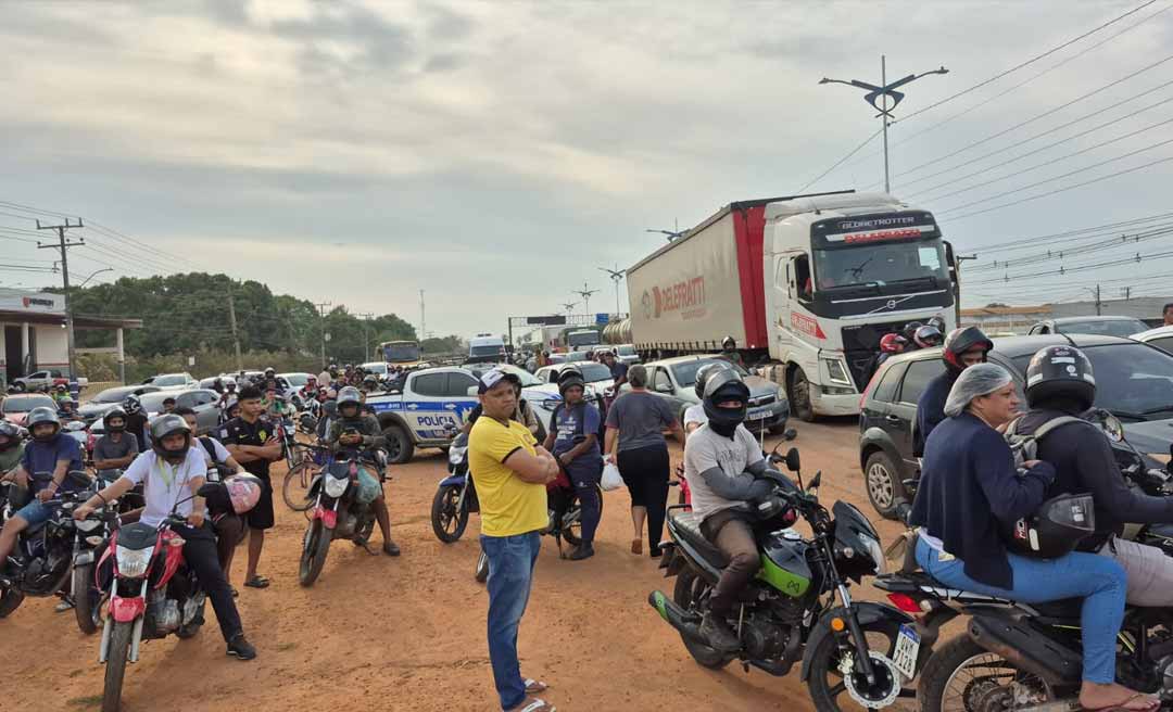 Moradores do Belo Jardim II fecham trecho da BR-364 em protesto por melhorias em ramal