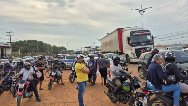 Moradores do Belo Jardim II fecham trecho da BR-364 em protesto por melhorias em ramal