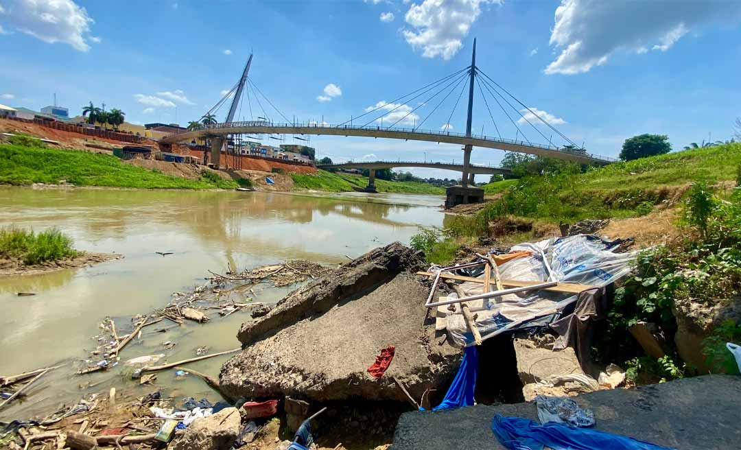 Seca extrema faz Rio Acre quase “partir ao meio” e revela impacto do descarte irregular de lixo em suas margens