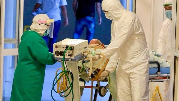 Covid-19 continua circulando e preocupa especialistas, alerta presidente da Sociedade Brasileira de Infectologia