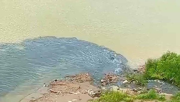 Vídeo flagra despejo de esgoto no rio em Sena Madureira e população cobra atuação do MP