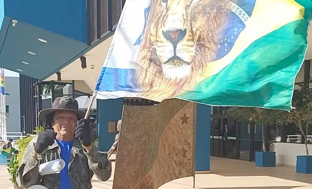 Livre para se manifestar na rua, homem vai ao 7 de Setembro com bandeira Brasil/Israel e diz que país vive “sob ditadura”