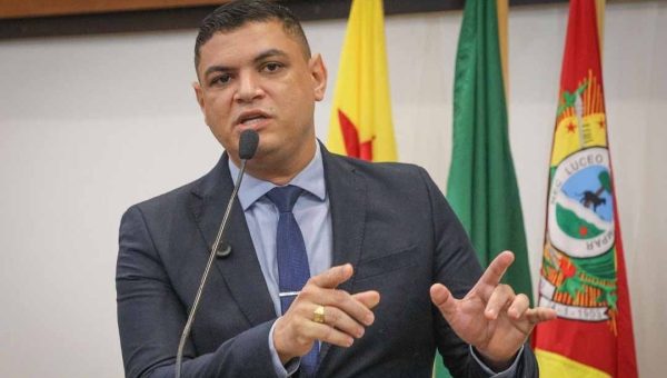 Deputado Pablo Bregense ameaça a deixar a base de Gladson caso secretários sigam “prendendo” pagamento de emendas