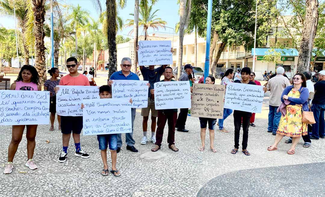 Moradores da Baixada da Sobral interditam cruzamento em frente à Prefeitura cobrando obras antes do período invernoso
