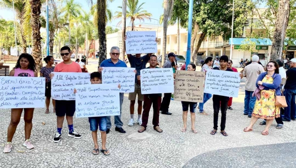 Moradores da Baixada da Sobral interditam cruzamento em frente à Prefeitura cobrando obras antes do período invernoso
