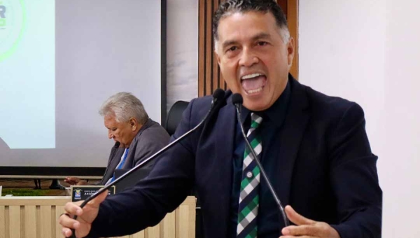 Vereador Eber Machado denuncia suposto conluio entre Prefeitura, empresa Ricco e sindicato: “Patifaria que só beneficia interesses escusos”