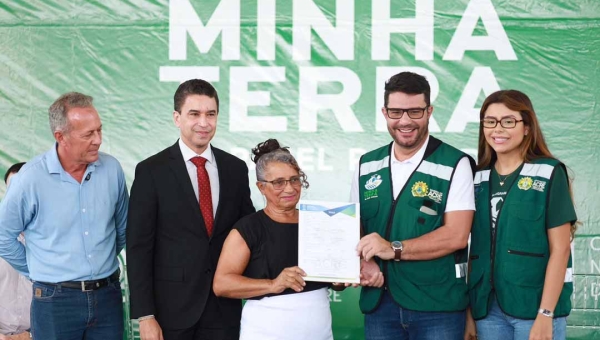 Gladson Camelí e Gabriela Câmara entregam 300 títulos definitivos de propriedade a famílias em Acrelândia