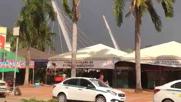 Comerciantes e transeuntes são surpreendidos por rajadas de vento no Centro da Capital