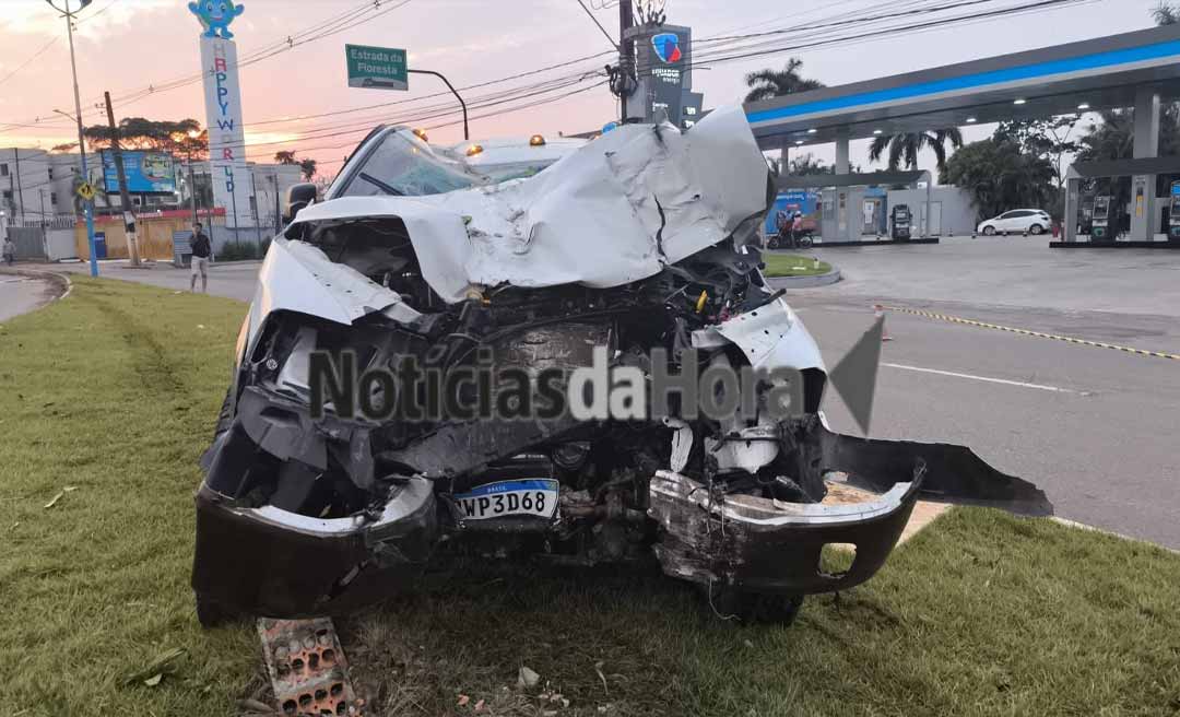 Caminhonete colide contra poste e fica destruída em acidente na Estrada da Floresta, em Rio Branco
