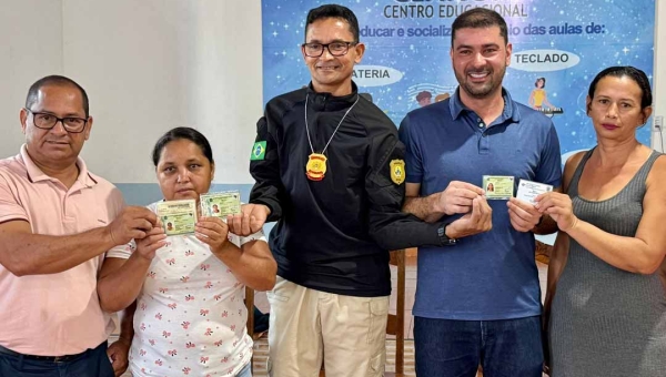 Mais de 600 pescadores de Cruzeiro do Sul recebem nova carteira de identidade com apoio do deputado Nicolau Júnior e vereador Zé Roberto
