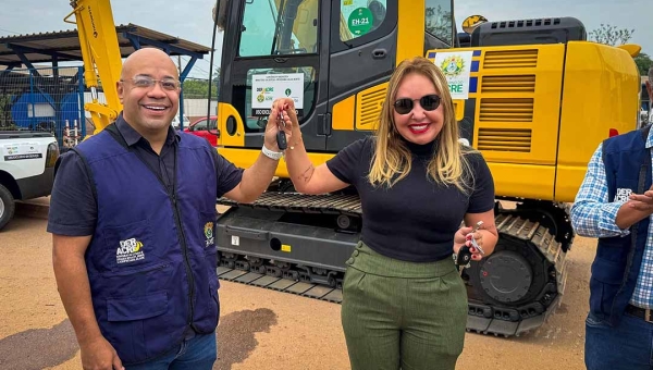 Deracre recebe novos veículos e máquinas e amplia capacidade de obras no Acre