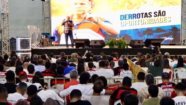Com ginásio lotado, Zico ministra palestra em Rio Branco sobre liderança, desafios e oportunidades: “O líder é quem inspira, sabe ouvir, quem orienta, quem sabe comandar”