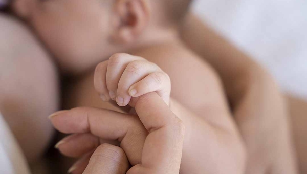 Acre sanciona lei que cria o Programa Primeira Viagem para apoiar mães após o parto