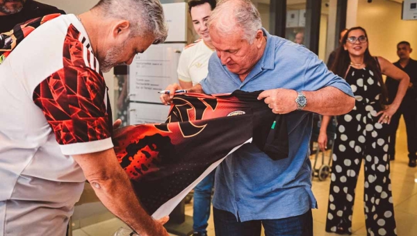 Zico desembarca no Acre, recebe fãs em hotel da Capital e participa de evento no Sesc na tarde desta segunda-feira