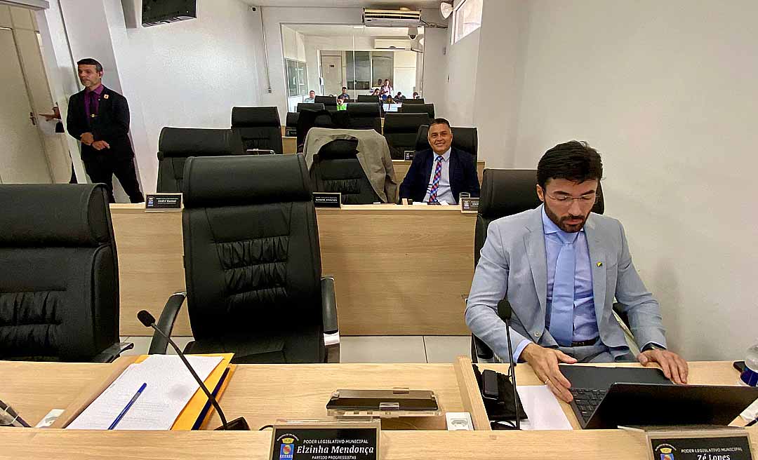 Base se reúne antes do início da sessão na Câmara de Rio Branco e, mais uma vez, atrasa o começo dos trabalhos no parlamento mirim