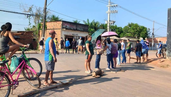 Em protesto contra falta de saneamento, ruas esburacadas e alagamentos, moradores do São Sebastião fecham avenida Sobral
