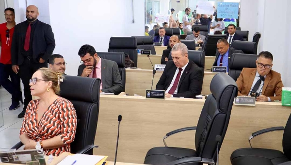 Com impacto orçamentário estimado em R$ 12,9 milhões, Câmara de Rio Branco aprova subsídio tarifário ao transporte coletivo por 15 votos a 4