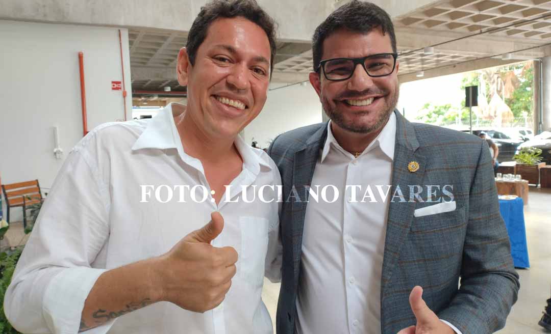 Gladson abraça Cesário e declara com gargalhadas: “Meu deputado”