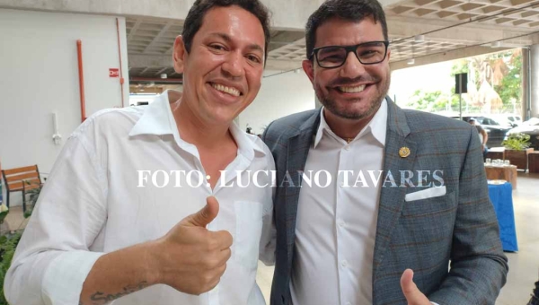 Gladson abraça Cesário e declara com gargalhadas: “Meu deputado”