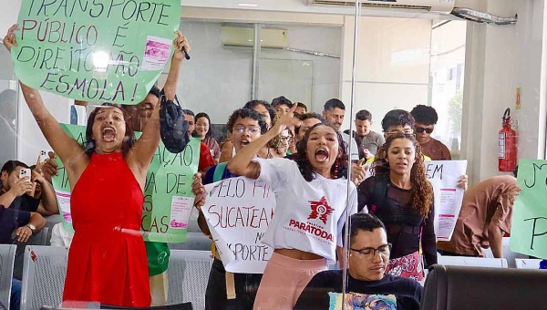 Estudantes da Ufac cobram solução para transporte público em mobilização na Câmara de Rio Branco