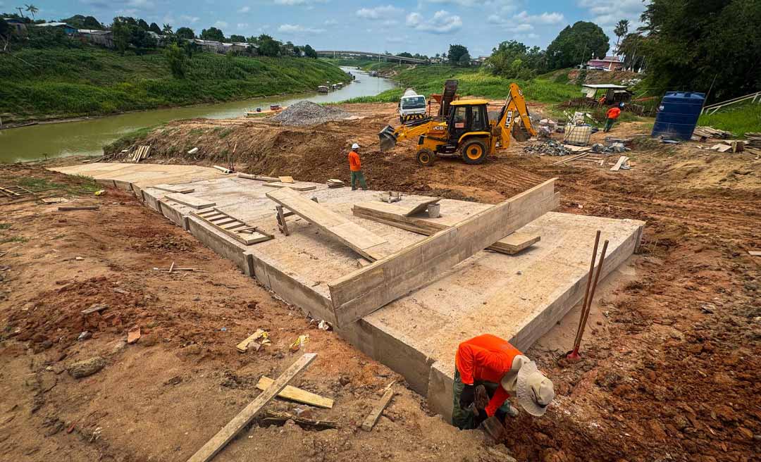 Deracre executa obra da rampa de Sena Madureira para beneficiar famílias ribeirinhas