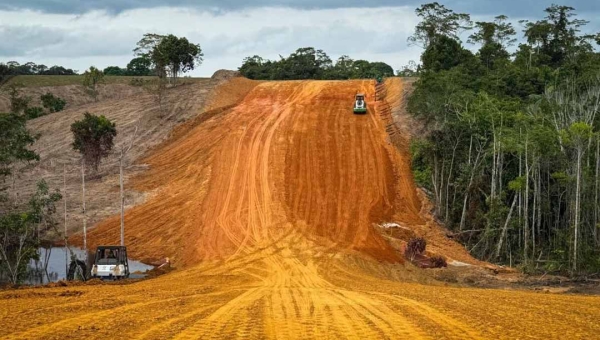 Deracre avança na obra da Avenida Idelfonso Cordeiro, em Cruzeiro do Sul