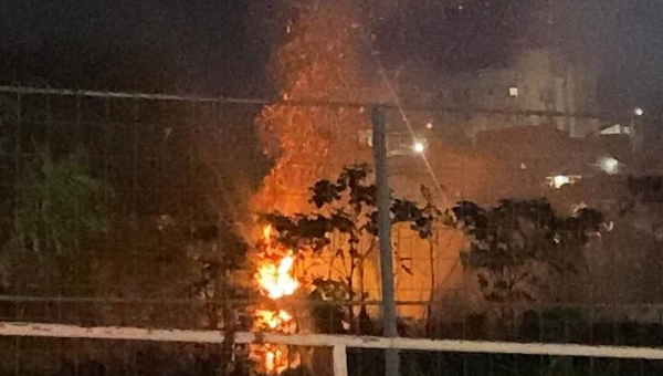 Crime ambiental! Incêndio em área de mata espalha fumaça e fuligem na Avenida Ceará, em Rio Branco