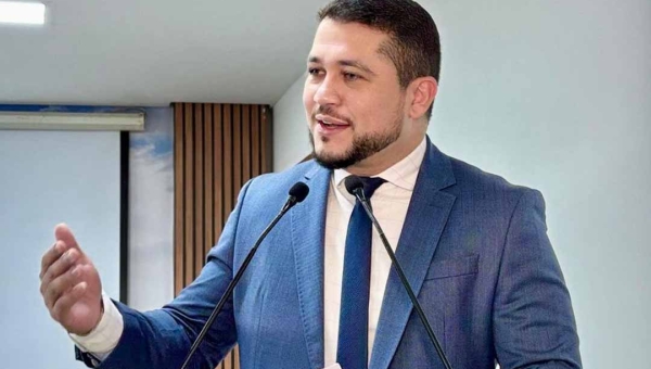 Moacir Júnior homenageia contadores em sessão solene na Câmara Municipal