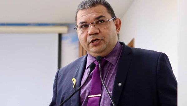 Vereador Fábio Araújo denuncia divergência de R$ 6 milhões em projeto de subsídio aprovado pela Câmara