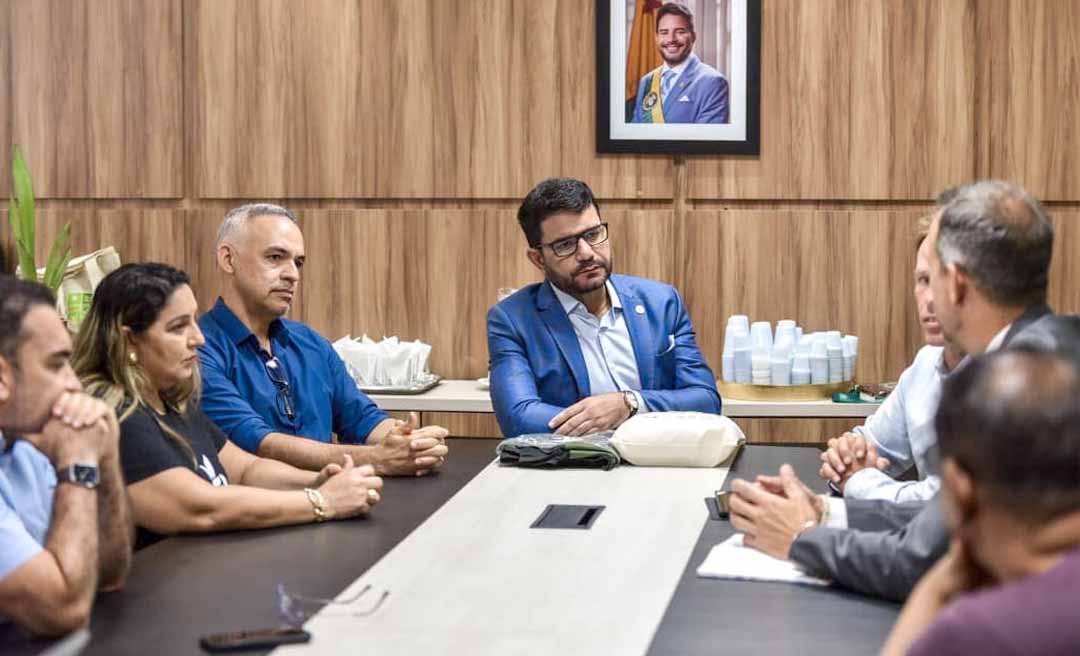 Governador Gladson Camelí recebe missão internacional do Programa REM Acre para avaliação dos resultados de 2025