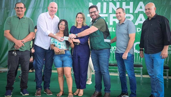 Governador Gladson Camelí entrega 224 CNHs e 40 coletes em Sena Madureira