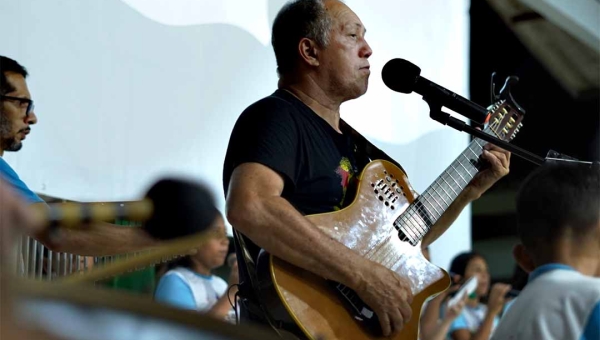 Alberan Moraes encanta com o show musical ‘os rios da minha aldeia que vão para o mar’