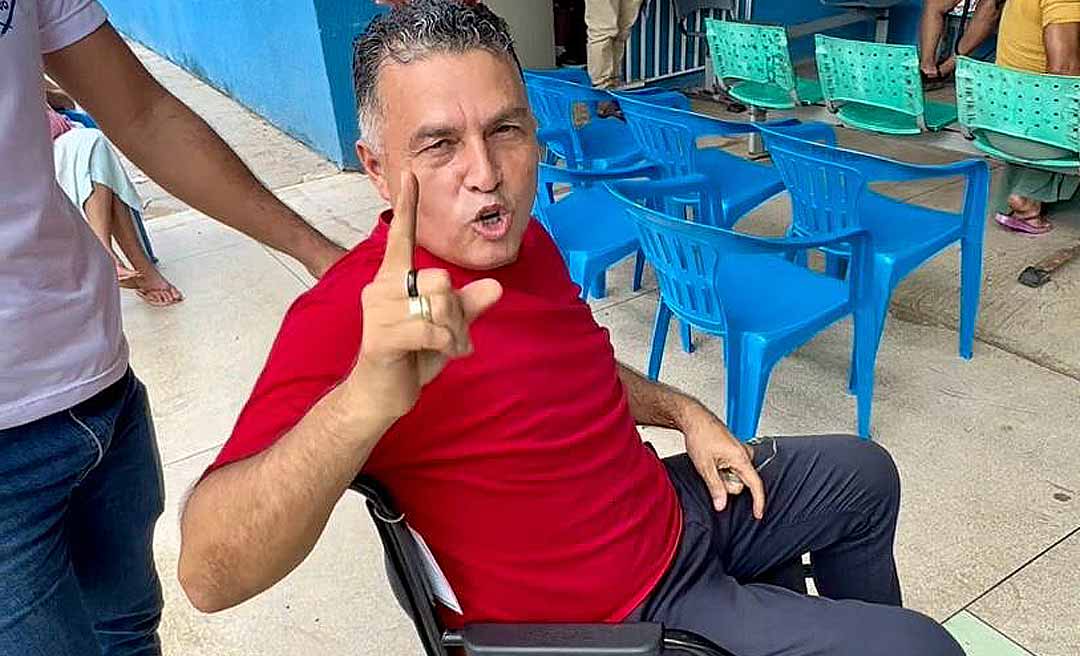 Vereador Eber Machado visita unidade de Saúde, denuncia falta de profissionais e doa materiais de expediente e cadeira de rodas