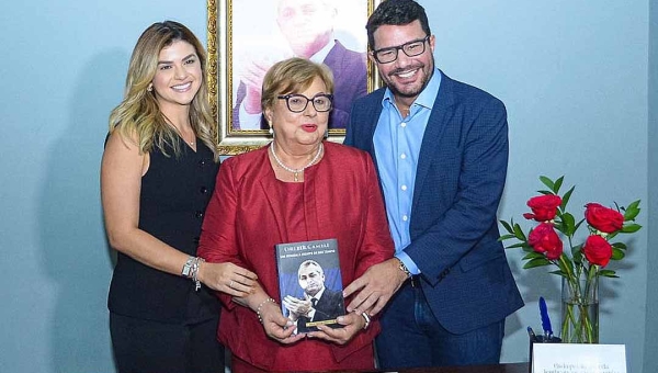 Gladson prestigia lançamento da biografia de Orleir Cameli em Cruzeiro do Sul