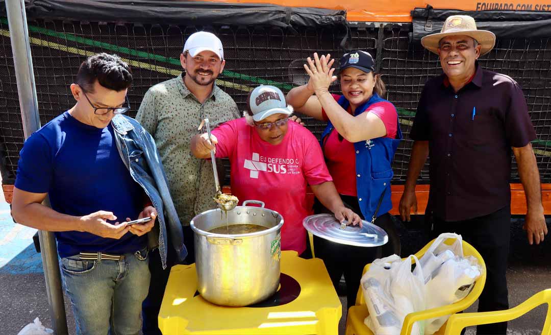Com caldo de canela, servidores municipais protestam em frente à Câmara de Rio Branco pelo repasse do reajuste do piso nacional