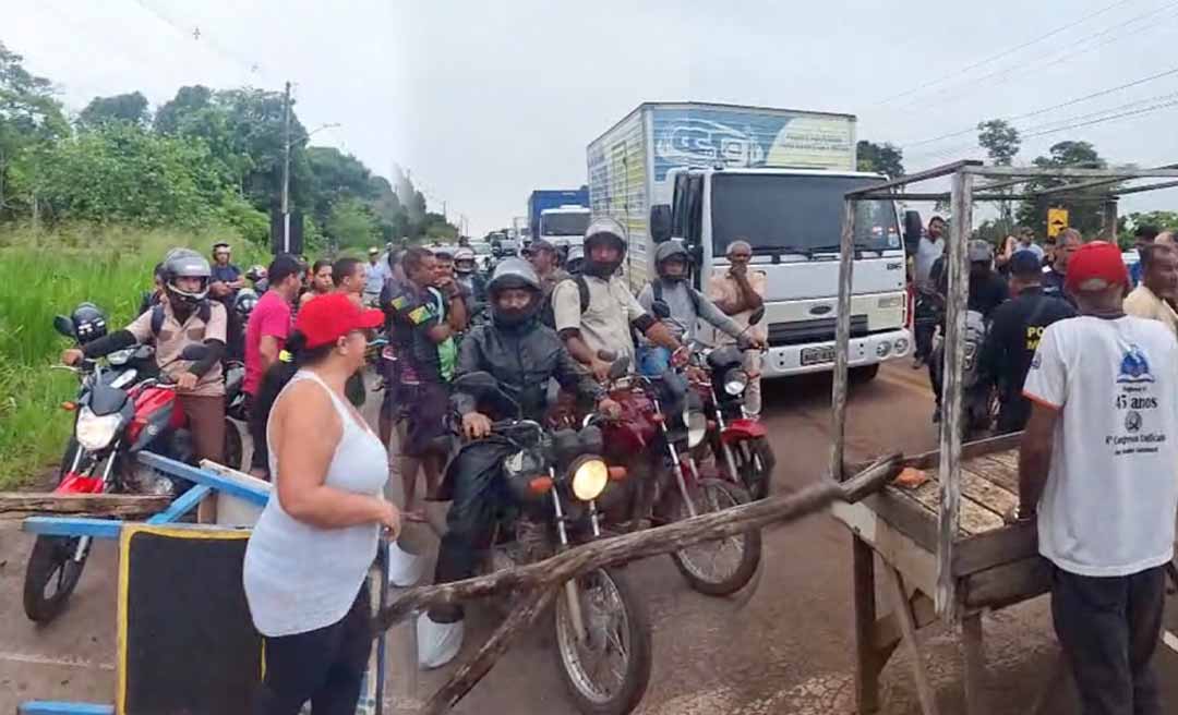 Moradores do Ramal Galiléia fecham AC-40 e provocam congestionamento em horário de pico